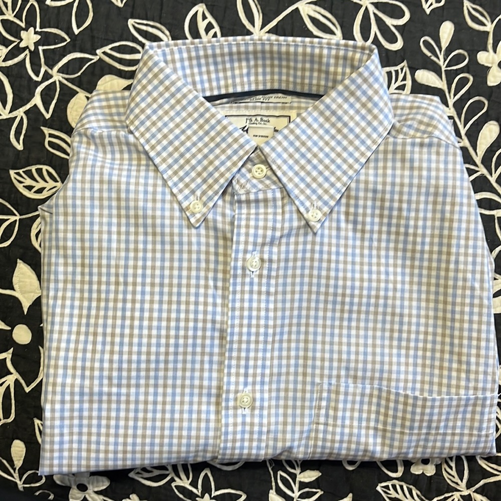 (369)NWOT Mens long sleeve shirt by Jos A Bank. Size 15 1/2-33.